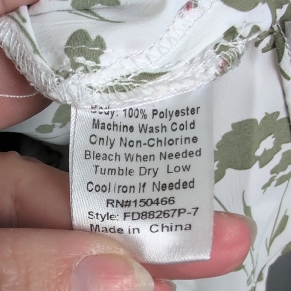 Chic Floral Blouse in Green and White - Picture 8 of 9